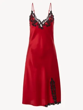 Chemise de nuit courte en satin de soie rouge rehaussée d’une broderie en guipure « frastaglio »